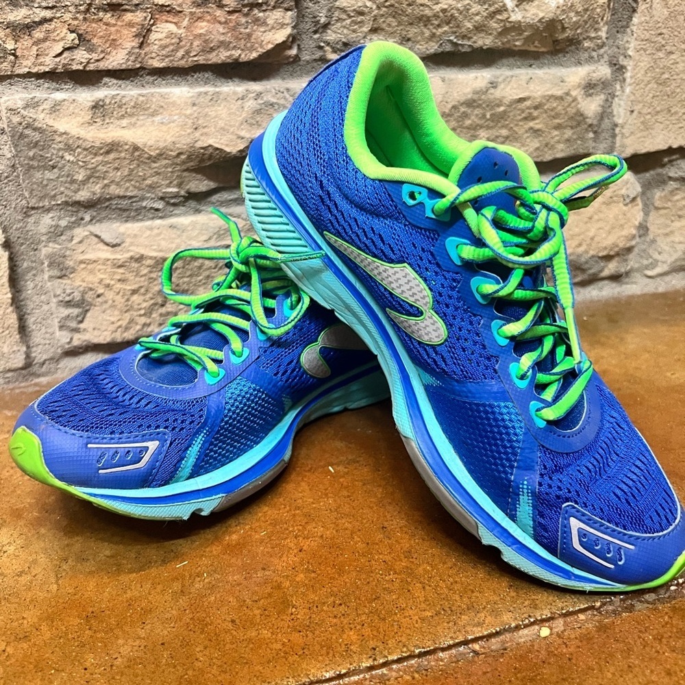 Newton Gravity V blue/green women’s running shoe. Size 7